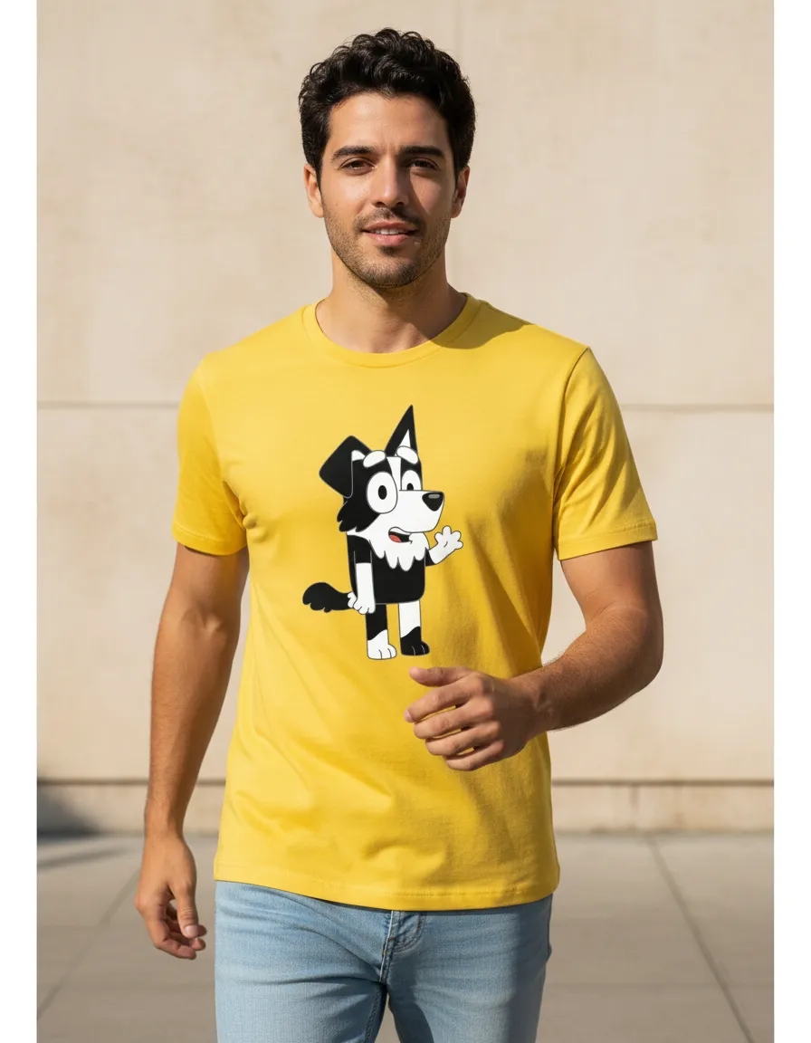 D_NQ_NP_2X_638457-MLB113242021216_072026-F Camiseta Malha PV Manga Curta Adulto Unissex Amarela Bluey Mackenzie Estampa Silk Screen Manual HQ
