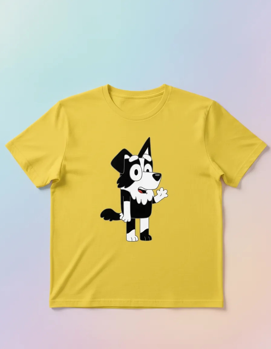 D_NQ_NP_2X_699364-MLB114480712113_072026-F Camiseta Malha PV Manga Curta Adulto Unissex Amarela Bluey Mackenzie Estampa Silk Screen Manual HQ