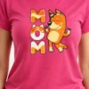 D_NQ_NP_2X_761194-MLA109822145072_042026-F Camiseta Malha PV Manga Curta Baby Look Feminina Rosa Bluey Mãe Chilli