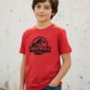 D_NQ_NP_2X_779355-MLA114408249333_072026-F Camiseta Manga Curta Malha PV Infantil Unissex Vermelha Jurassic World Silhueta Estampa Silk Screen