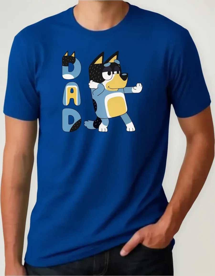 D_NQ_NP_2X_824389-MLB90056117333_082025-F-camiseta-bluey-adulto-tradicional- Camiseta Masculina Desenho Pai Bluey Bandit Tradicional Cor Azul-Royal