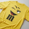 Camiseta Baby Look Amarela M&ms Piscadinha Divertido mlc