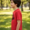 D_NQ_NP_2X_986892-MLA113175856744_072026-F Camiseta Manga Curta Malha PV Infantil Unissex Vermelha Jurassic World Silhueta Estampa Silk Screen