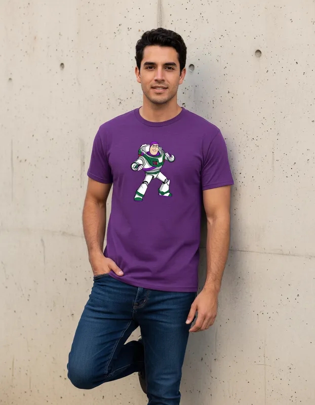 Sem título Camiseta Malha PV Manga Curta Adulto Unissex Roxa Buzz Toy Story Estampa Silk Screen Manual Premium Spe
