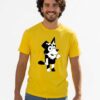 a Camiseta Malha PV Manga Curta Adulto Unissex Amarela Bluey Mackenzie Estampa Silk Screen Manual HQ