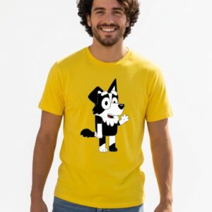 a Camiseta Malha PV Manga Curta Adulto Unissex Amarela Bluey Mackenzie Estampa Silk Screen Manual HQ