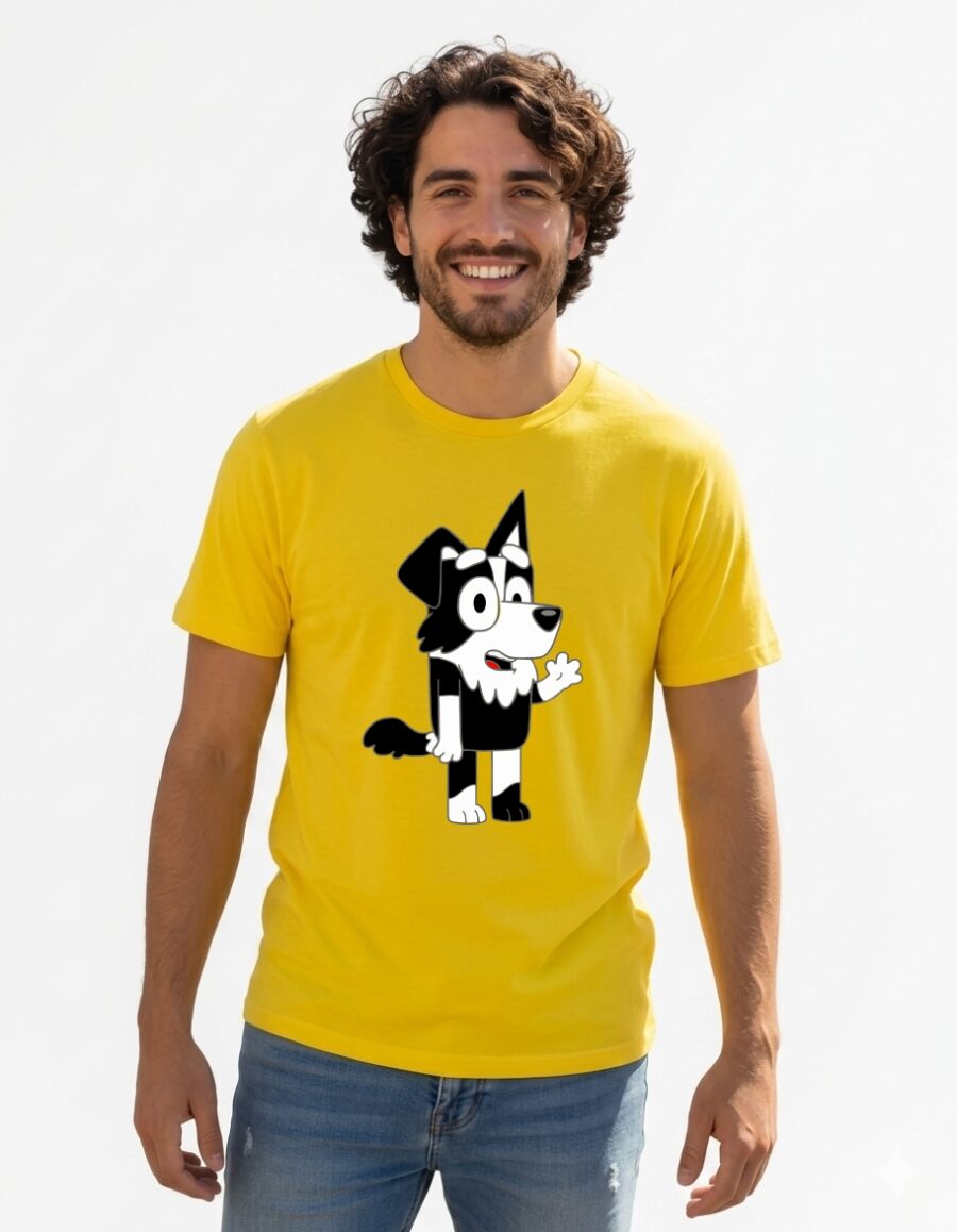 a Camiseta Malha PV Manga Curta Adulto Unissex Amarela Bluey Mackenzie Estampa Silk Screen Manual HQ