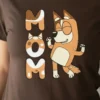 Camiseta Malha PV Manga Curta Baby Look Feminina Marrom Bluey Mãe Chilli mlc