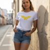 Camiseta Branca Manga Curta Baby Look Mulher Maravilha mlr