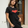 Camiseta Preta Manga Curta Baby Look Robin Capuz Vermelho mlc
