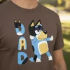D_NQ_NP_2X_838897-MLB113198822060_072026-F-camiseta-masculina-rc-pai-bluey-bandit-tradicional Camiseta Masculina Desenho Pai Bluey Bandit Tradicional Cor Marrom mlc