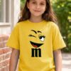 Camiseta Amarela M&m Infantil Piscando Fantasia Amigas Em Cores mlr