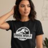 Camiseta Jurassic World Silhueta Baby Look Feminina Preta